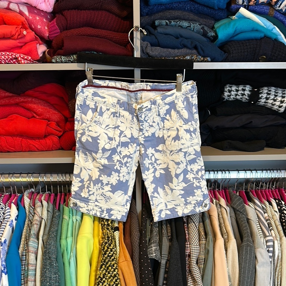 Hollister blue and white floral Bermuda shorts size 5